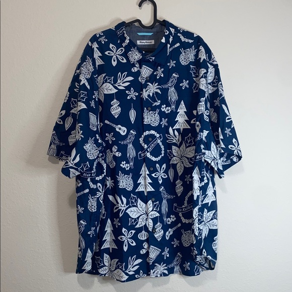 🪿Blue Tommy Bahama "Mele Kalikimaka" Hawaiian Christmas shirt! - Picture 3 of 10